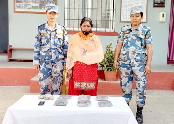 लागूऔषध अफिम सहित एक महिला पक्राउ