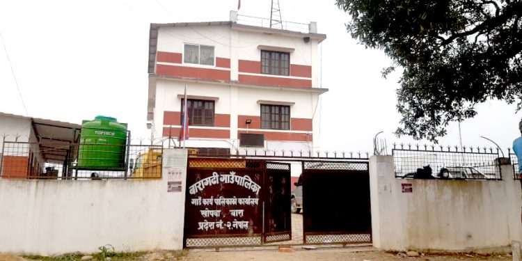 बारागढी गाउँपालिका : अधिकृतको विवाद नसुल्झिदा शिक्षक कर्मचारीहरुले तलब पाएनन्