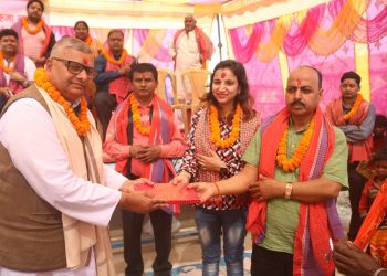 गरिब विपन्न परिवारलाई होली मसला सहित कपडा बितरण