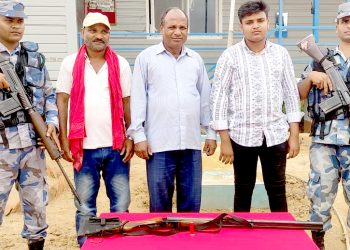 सशस्त्र प्रहरीद्वारा दुई नाले बन्दुक सहित तीनजना पक्राउ