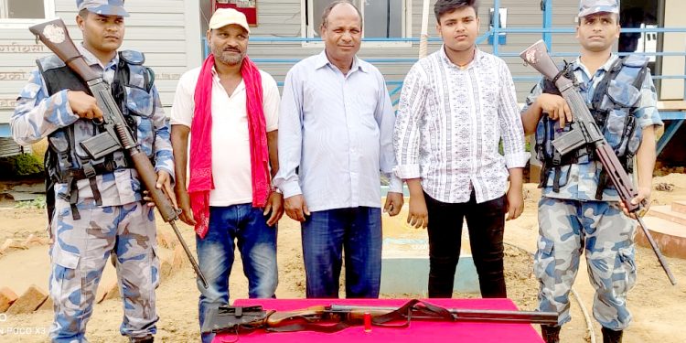 सशस्त्र प्रहरीद्वारा दुई नाले बन्दुक सहित तीनजना पक्राउ