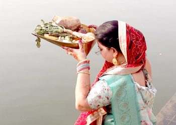 अस्ताउँदो सूर्यलाई अर्घ्य दिदै चैती छठ पर्व मनाइँदै