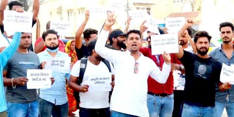 इन्धनमा मुल्य वृद्धि फिर्ताको माग गर्दै वीरगन्जमा विरोध प्रदर्शन