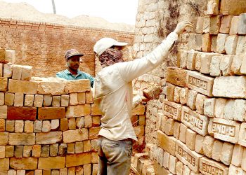 श्रमिकका गुनासा : खानै पुग्दैन कमाइले