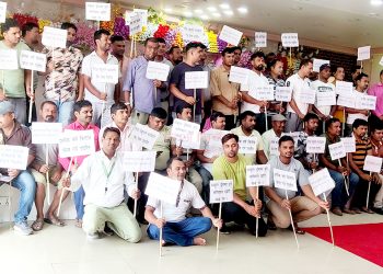 वीरगञ्जका निजी विद्यालयको मनोमानीको विरोधमा अभिभावक