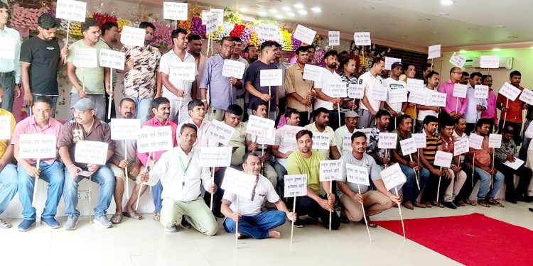 वीरगञ्जका निजी विद्यालयको मनोमानीको विरोधमा अभिभावक