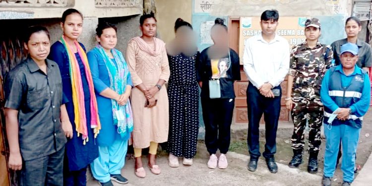 भारतीय प्रहरीद्वारा रक्सौल स्थित रेल्वेस्टेशनबाट दुईजना नेपाली युवतीको उद्दार