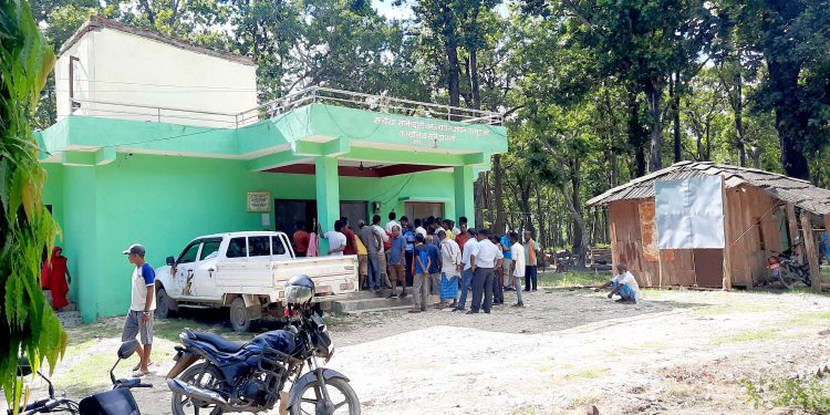 केही युवाहरुको भीडले आफ्नो हैकमवादी चलाउन खोजेपछि सबैया साझेदारी वनमा विवाद