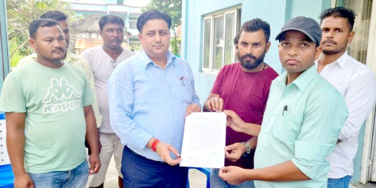करार सम्झौता नविकरण गर्न माग गर्दै सखुवाप्रसौनी गापाका करार कर्मचारी आन्दोलित