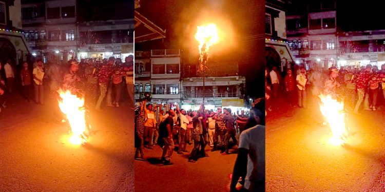 वीरगंजमा ‘प्रचण्ड’ को पुतला दहन