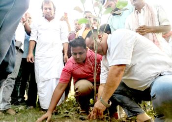 वीरगञ्जलाई हरित सहर बनाउन मेयर सिंहले सुरु गरे बृक्षारोपण अभियान