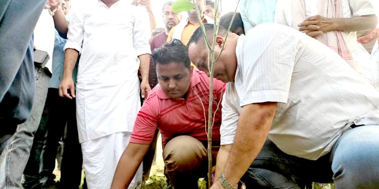 वीरगञ्जलाई हरित सहर बनाउन मेयर सिंहले सुरु गरे बृक्षारोपण अभियान