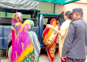 बच्चा चोरेको भन्दै तीनजना शंकास्पद महिलालाई पक्राउ गरि प्रहरीको जिम्मा