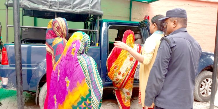 बच्चा चोरेको भन्दै तीनजना शंकास्पद महिलालाई पक्राउ गरि प्रहरीको जिम्मा
