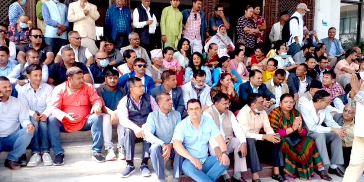 शेखर कोइराला समूहद्वारा पार्टी केन्द्रिय कार्यालयमा धर्ना