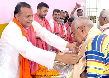 मुख्यमन्त्रीद्वारा मतदाताहरुसँग भेटघाट, छाता छापमा मतदान गर्न आग्रह