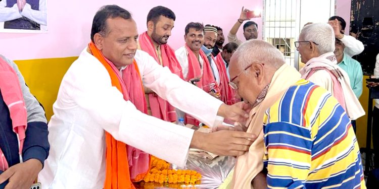 मुख्यमन्त्रीद्वारा मतदाताहरुसँग भेटघाट, छाता छापमा मतदान गर्न आग्रह