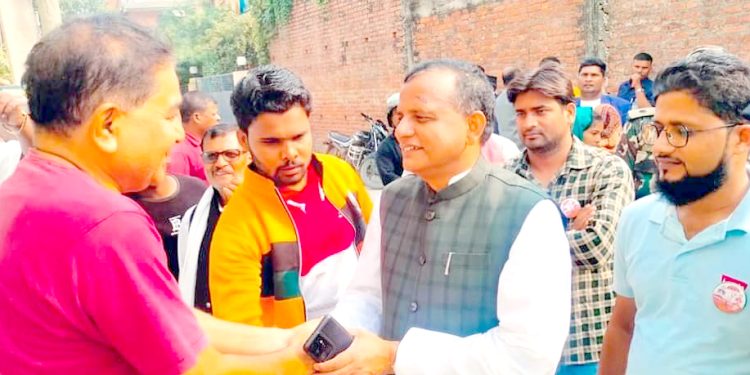 आकर्षक तथा लोभलाग्दा नारा सहित उम्मेदवारहरु जनताको घरदैलोमा