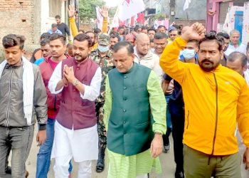 प्रदीप यादव र लालबाबु राउत गद्दीको संयुक्त घरदैलो, छाता छापमा मतदान गर्न आग्रह