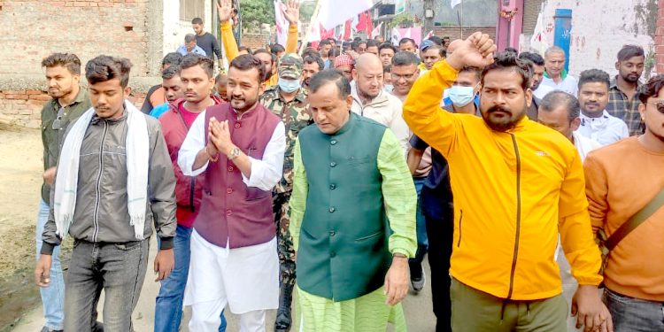 प्रदीप यादव र लालबाबु राउत गद्दीको संयुक्त घरदैलो, छाता छापमा मतदान गर्न आग्रह