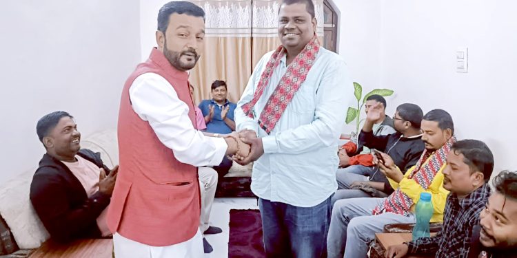 प्रदीप यादवको जनलहर बढ्दै, माओवादी छाडेर दुइ दर्जन युवाहरु जसपा प्रवेश