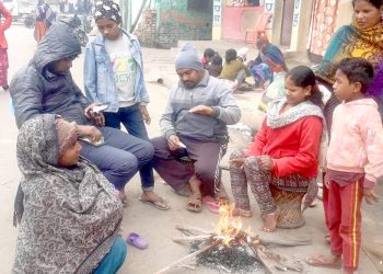 तराईमा कठ्याँग्रिदो चिसो बढेसँगै आगोको सहाराले दिनचर्या विताउँदै सर्वसाधारण
