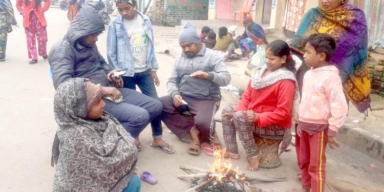 तराईमा कठ्याँग्रिदो चिसो बढेसँगै आगोको सहाराले दिनचर्या विताउँदै सर्वसाधारण