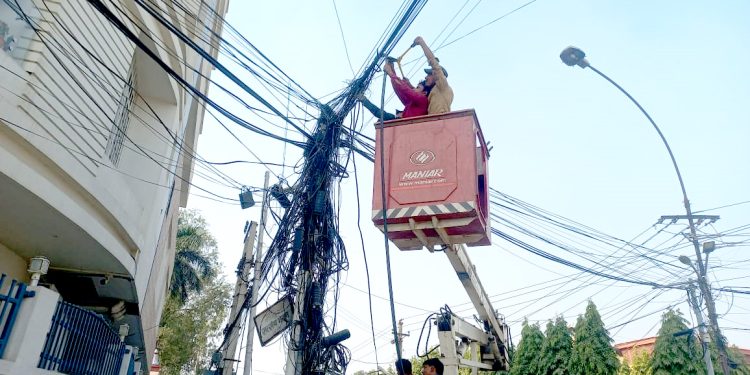 अव्यवस्थित तार हटाउन महानगरको अभियानमा जुटे सेवा प्रदायक