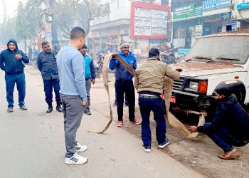 फुटपाथ र नालामाथि राखेका सामग्री हटाइँदै, जथाभावी पार्किङ गर्नेलाई ५ हजार जरिवाना