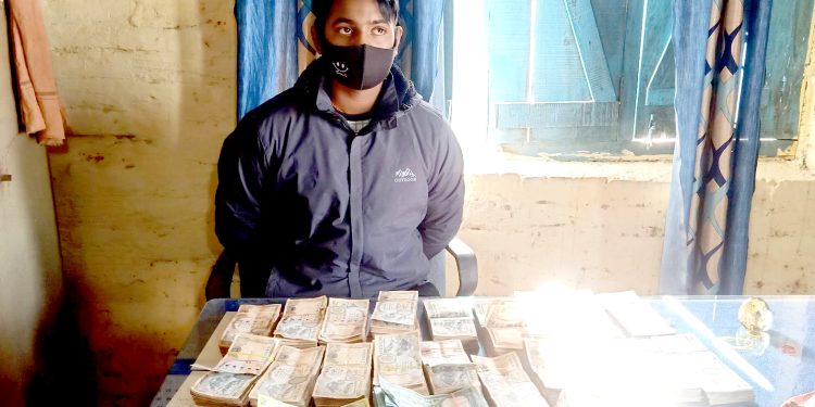 श्रोत नखुलेको १२ लाख रुपैया सहित हुण्डी करोबारी प्रकाउ