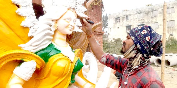 सरस्वती पुजाको लागि मुर्ति बनाउनमा व्यस्त मुर्तिकार