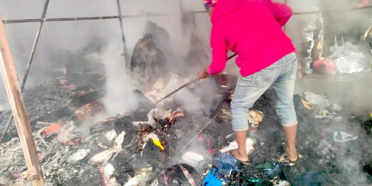 जितपुरमा आगलागी हुँदा ५ वटा पसल जलेर खरानी