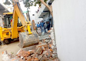 मापदण्ड विपरित बनेका संरचना हटाउँदै महानगर