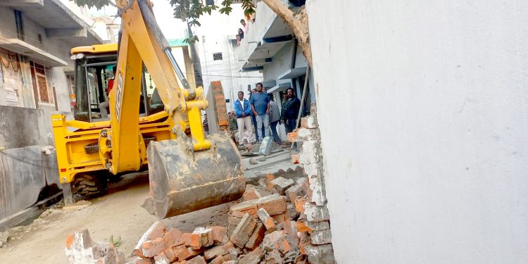 मापदण्ड विपरित बनेका संरचना हटाउँदै महानगर