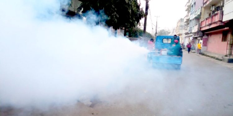 लामखुट्टे नियन्त्रण गर्न महानगरपालिकाद्वारा औषधी छर्किने कार्य सुरु
