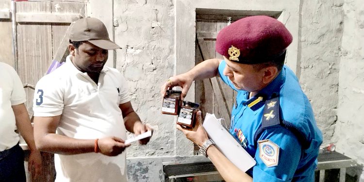 फुड्को नेपाल प्रा.लि. उद्योगमा प्रहरीको छापा, ठूलो परिमाणमा म्याद सकिएको खाद्यान्न सामाग्री बरामद
