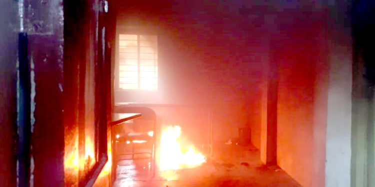 स्ववियु निर्वाचनको लागि फर्जी मतदाता तयार गरिएको भन्दै ठाराब क्याम्पसमा आगजनी