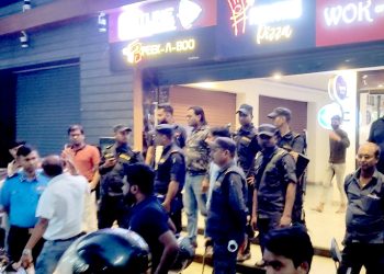 सञ्चालक विरुद्ध नाराबाजी गर्दै चिकेन स्टेशन अगाडि प्रदर्शन