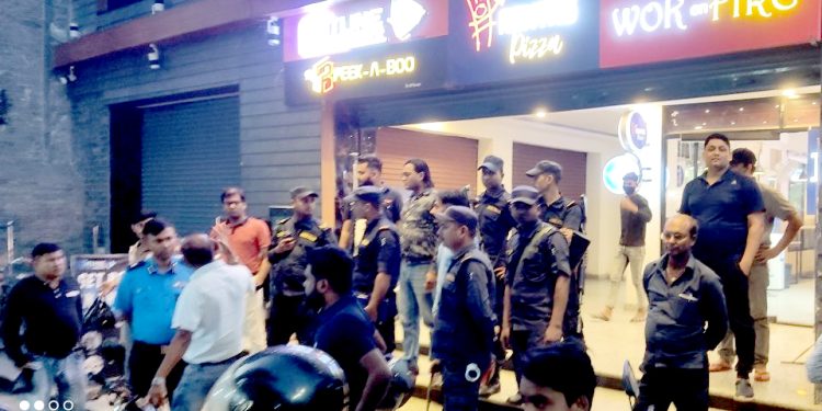 सञ्चालक विरुद्ध नाराबाजी गर्दै चिकेन स्टेशन अगाडि प्रदर्शन