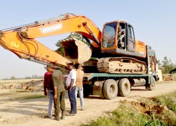 सार्वजनिक जग्गा उत्खनन गर्ने स्काभेटर सहित ४ टिपर महानगरको नियन्त्रणमा