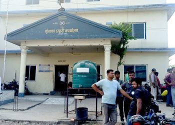स्वास्थ्य चौकी भवन बनाउन खोज्दा स्थानीय र प्रहरीबीच झडप, एक दर्जन घाइते