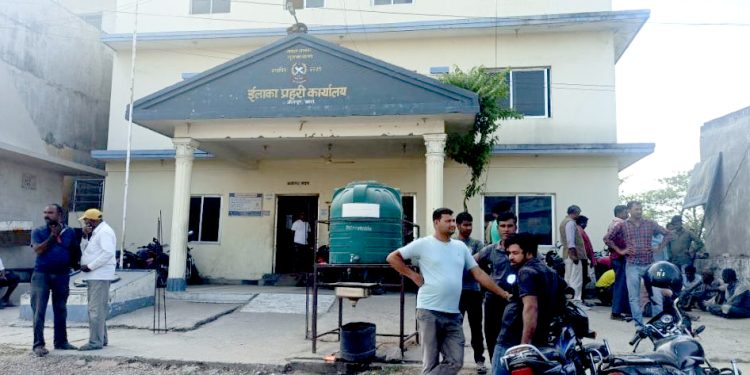 स्वास्थ्य चौकी भवन बनाउन खोज्दा स्थानीय र प्रहरीबीच झडप, एक दर्जन घाइते