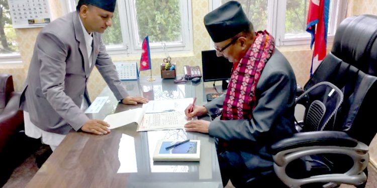 पर्सा क्षेत्र नं. ४ का सांसद रमेश रिजाल बने उद्योग मन्त्री