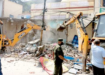 रामजानकी मन्दिर अतिक्रमण गरेर बनाइएका संरचनामा चल्यो महानगरको डोजर