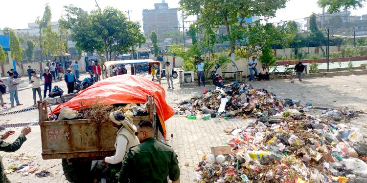सडक विगारेको भन्दै वीरगंज महानगरले टेलिकम कार्यालय परिसरमा फोहर फाल्यो