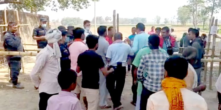 बाराको इनर्वा स्थित निर्वाचन बुथ कब्जाको प्रयास, सञ्चारकर्मीलाई पनि प्रवेश निषेध