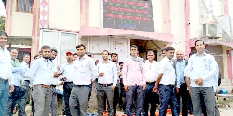 छिपहरमाई गाउँपालिकाका शिक्षकहरु आन्दाेलित