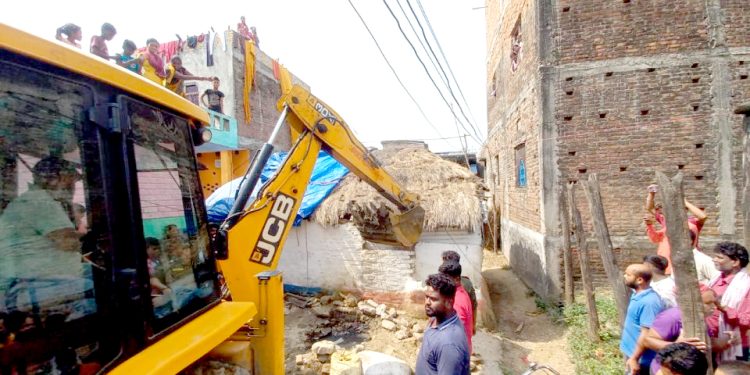 अलौंमा चल्यो महानगरको डोजर, अतिक्रमित संरचना हटाइयो