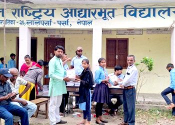 वीरगंजका ३० नं. वडाले विद्यार्थीलाई नि:शुल्क शैक्षिक सामग्री दिँदै