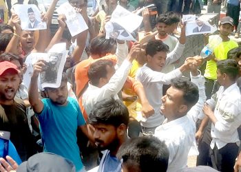 सर्वोच्चको आदेश विरुद्ध वीरगंजमा प्रदर्शन, रवि लामिछानेको तस्वीर जलाइयो
